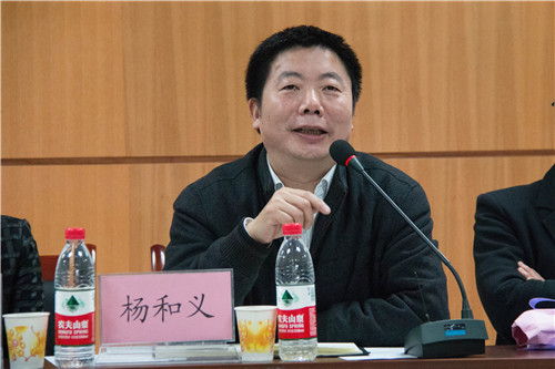 经理杨和义正在对员工们发表讲话