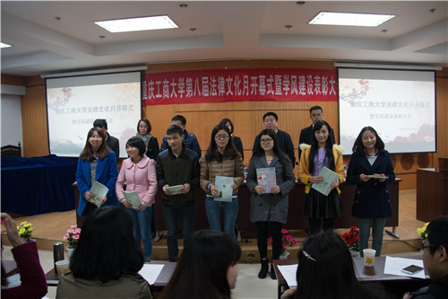 老师给优秀员工颁奖并合影