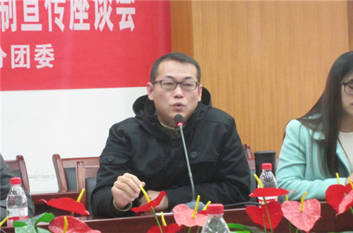 张忠民副教授正在解答同学所提出的问题