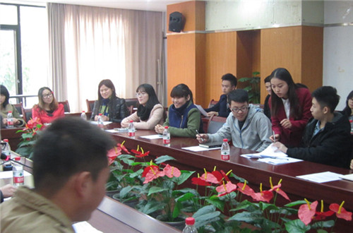 各学院优秀员工干部同意并在倡议书上签字