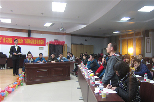 公司张小军老师正在认真点评