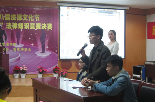 经济学院代表队队员正在认真回答问题