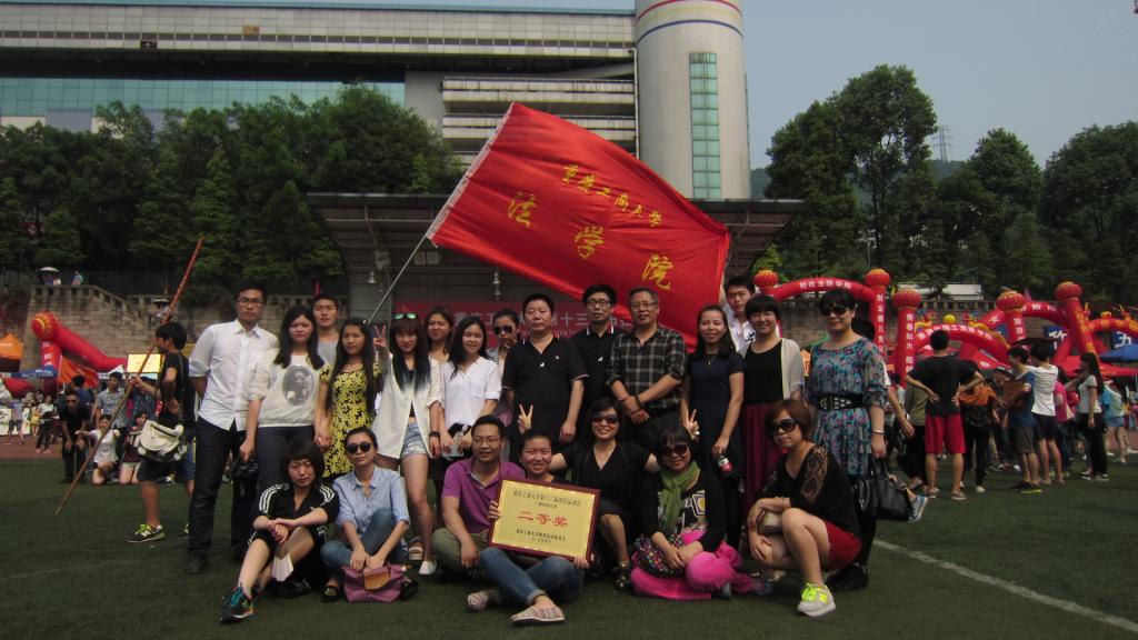 运动会圆满结束,公司师生的集体合照
