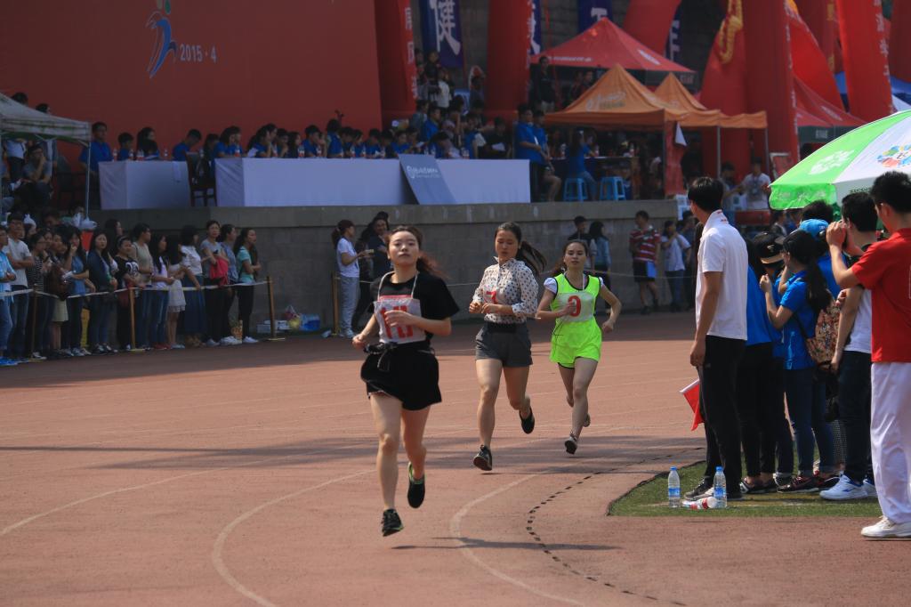 12级法学3班姜玲玲同学获得女子800米第一名